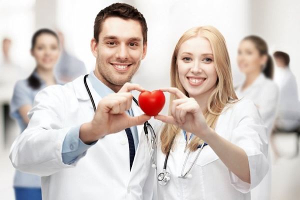 врачи держат эспандер-сердечко