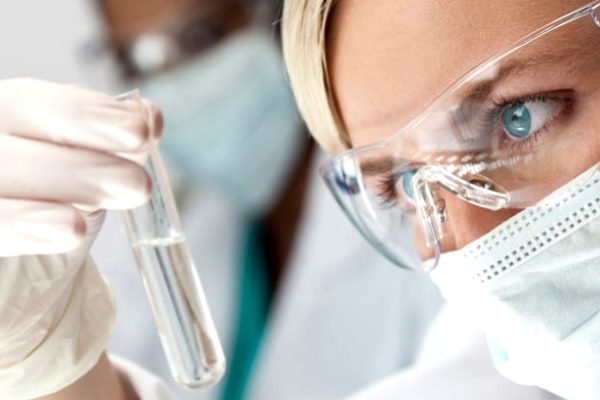 реактив в пробирке у лаборанта