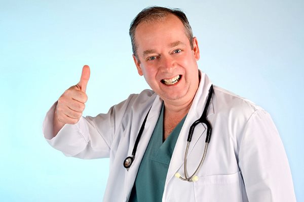 врач показывает класс пальцем