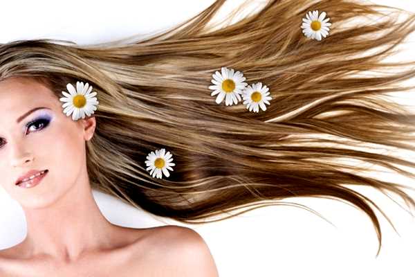 у девушки в длинных волосах ромашки
