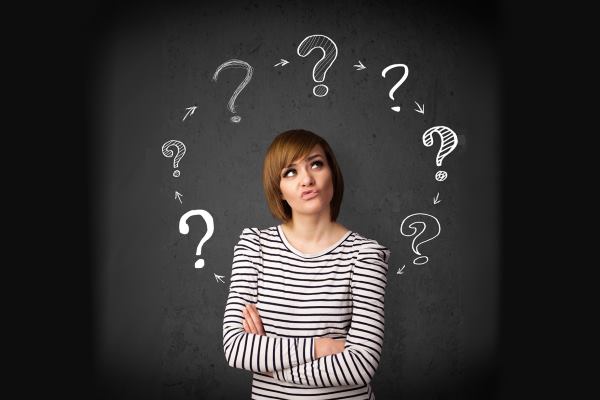 девушка со знаками вопроса