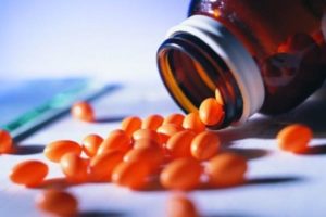 лекарства выпали из бутылки