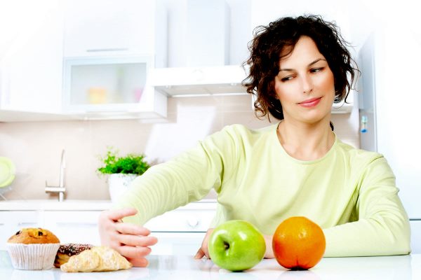 женщина отказывается от вредной пищи