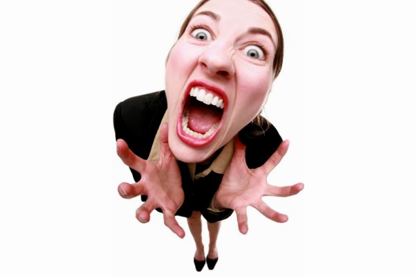 орущая девушка