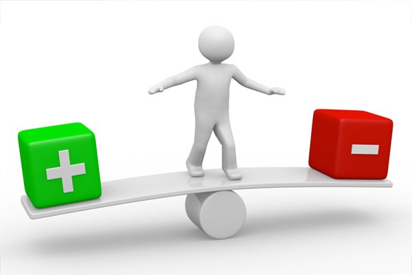 человечек балансирует на доске