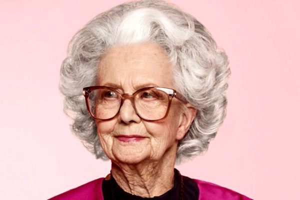 седая старушка в очках