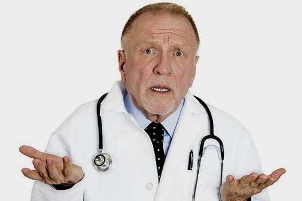 врач разводит руками