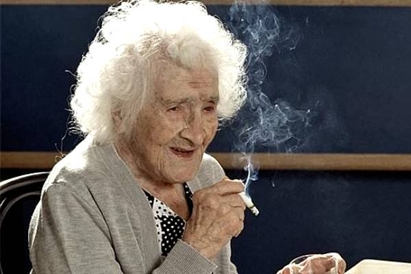 курящая старушка
