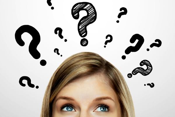 у девушки над головой знаки вопроса