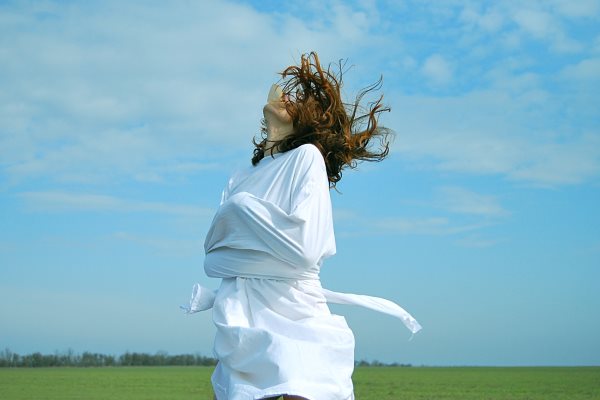 женщина в смирительной рубашке