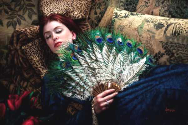 женщина лежит с веером