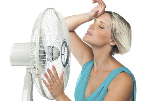 женщина с вентилятором