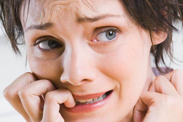 девушка боится