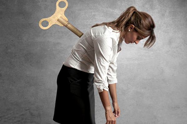 девушка с ключом в спине