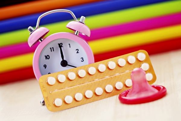 презерватив, таблетки и будильник