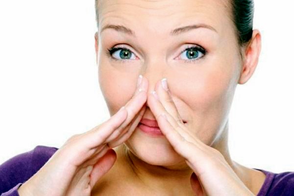 девушка заткнула нос