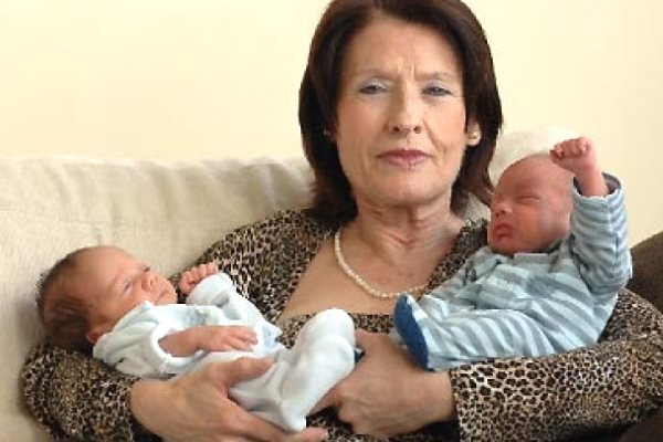 пожилая дама с новорожденными
