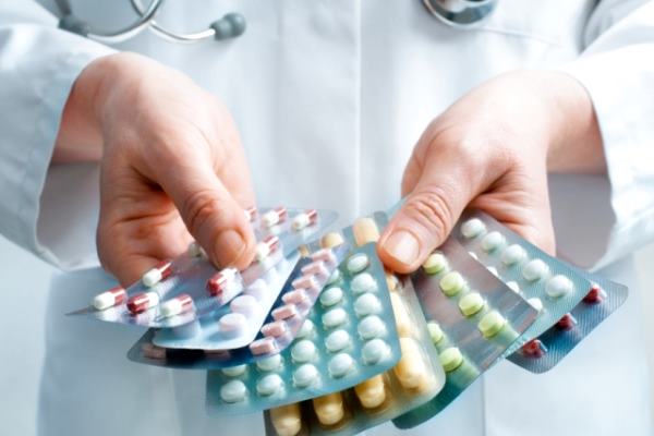 упаковки таблеток в руках доктора