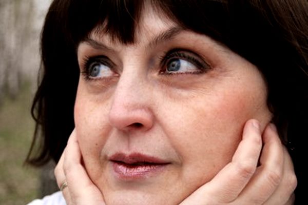 женщина задумалась