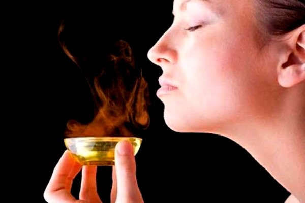 девушка нюхает ароматный дым