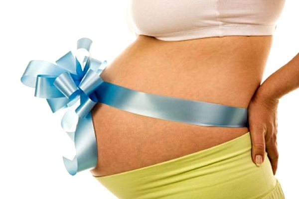 на животе беременной бантик