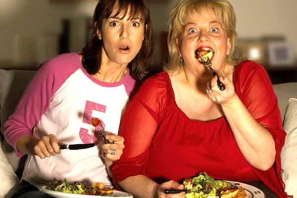 женщины едят и смотрят сериал