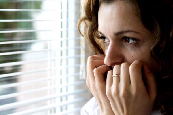 девушка плачет у окна