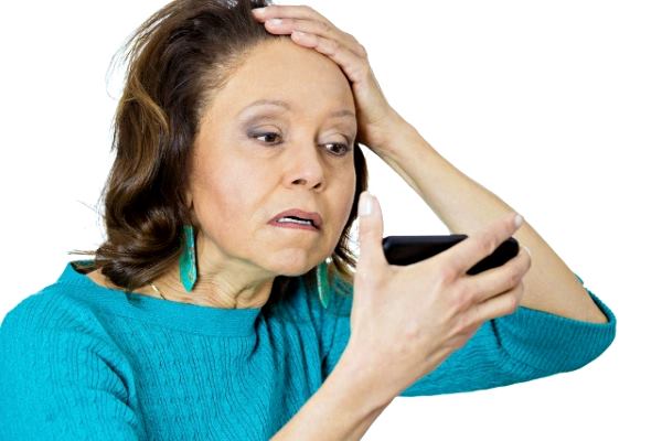 женщина смотрит в зеркало