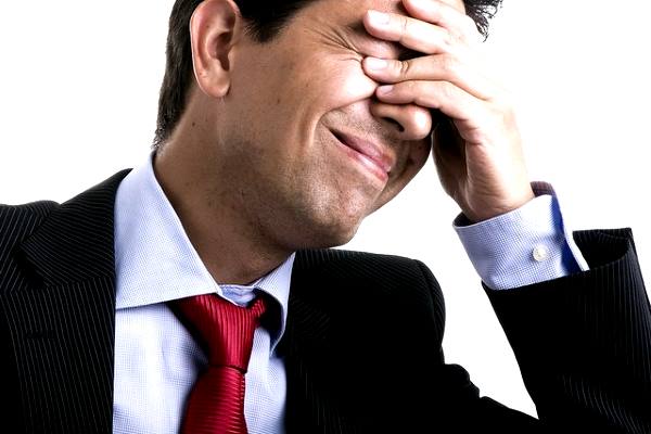 мужчина держится за голову