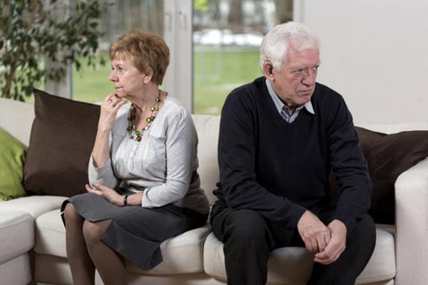 пожилая пара в ссоре