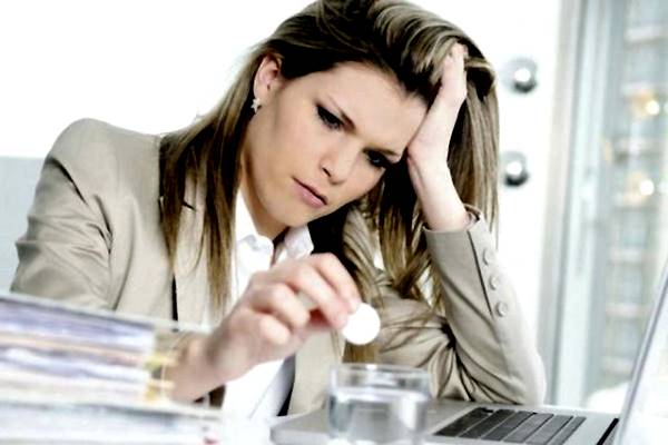 девушка кладет таблетку в стакан