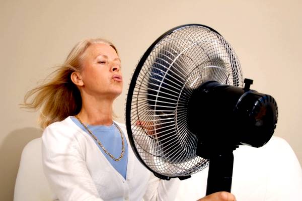 женщина с вентилятором