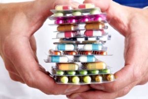 стопка таблеток в руках