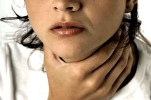 девушка держится за горло