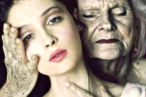 старуха обнимает женщину