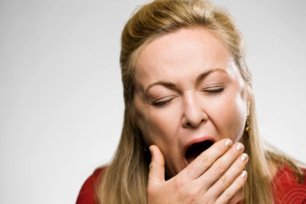 дама зевает