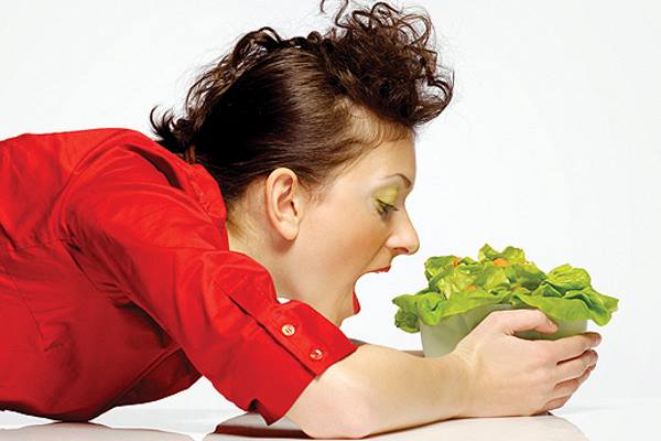 девушка и тарелка с салатом