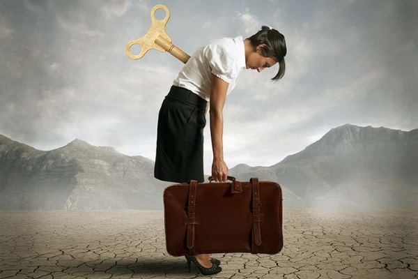 заводная женщина с чемоданом