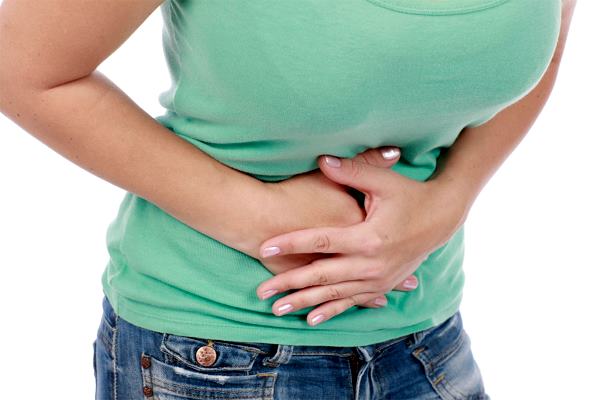 девушка держится за живот