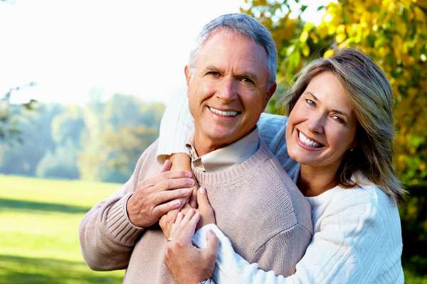 пожилая пара улыбается