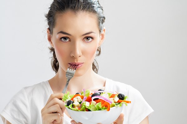 женщина ест салат