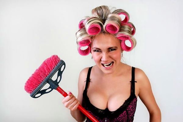 взбешенная женщина с метлой