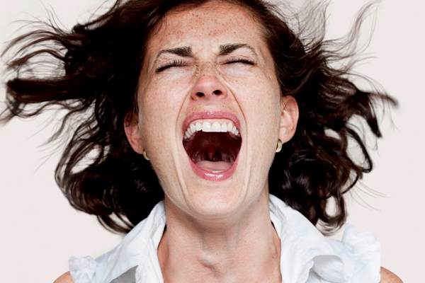 девушка кричит