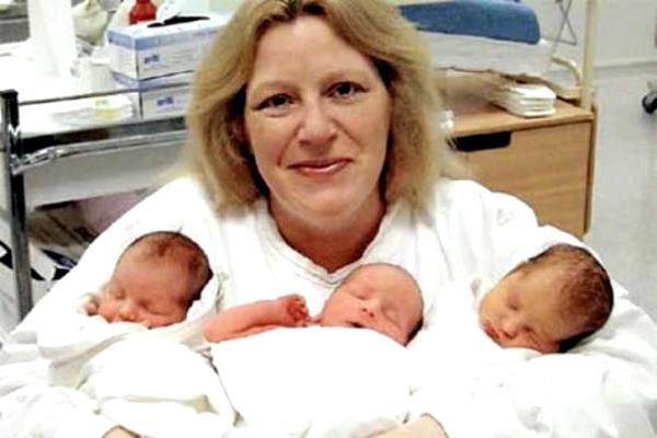 женщина и три младенца