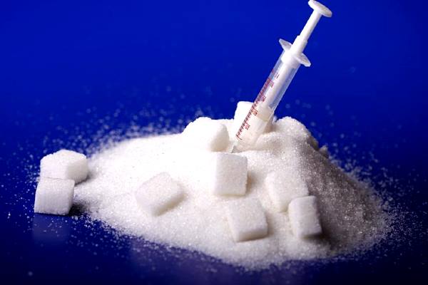 шприц втыкнули в сахар