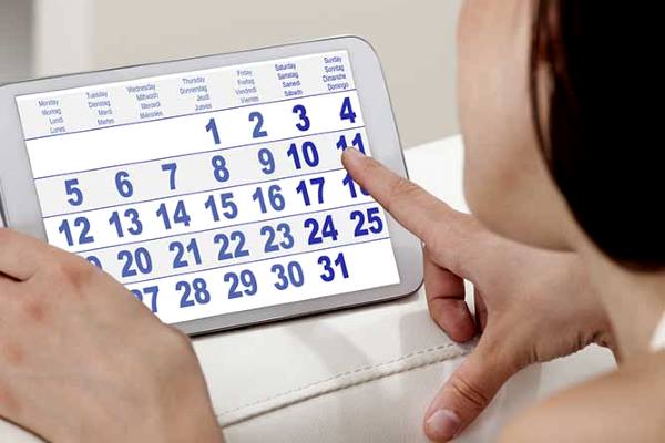 девушка смотрит на календарь