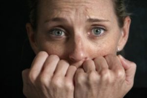 испуганная девушка