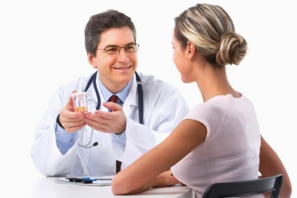 девушка на приеме у доктора