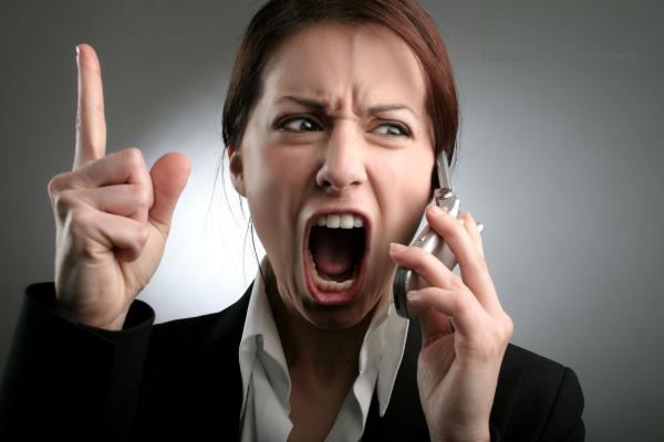 девушка кричит по телефону