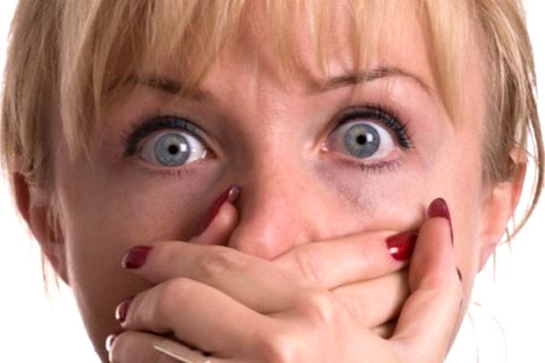 испуганная девушка закрыла руками рот